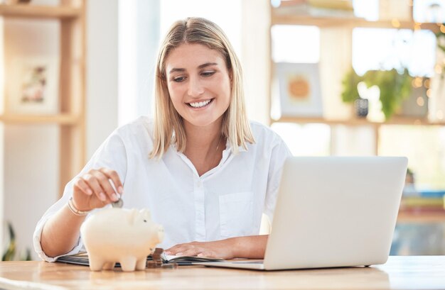 Tirelire financière et femme d'affaires avec de l'argent pour l'investissement d'épargne et le budget au bureau au travail Planification comptable et employé avec une stratégie financière assurance et banque avec un ordinateur portable