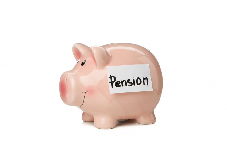 Photo tirelire avec inscription pension isolé sur surface blanche