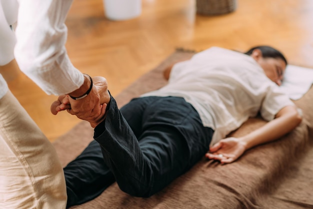 Étirement des jambes Shiatsu