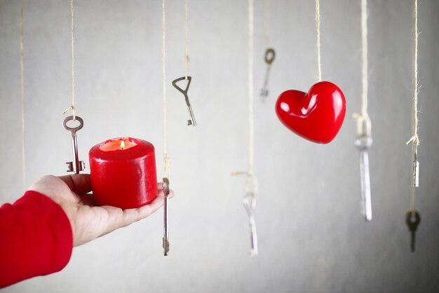 Étirement de la main pour l'une des nombreuses anciennes clés vintage suspendues à des fils