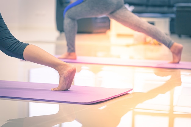 Étirement des pieds en yoga