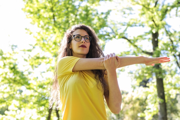 Étirement en plein air en été