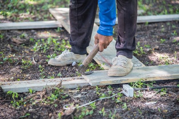 Tirer le clou rouillé du vieux bois avec un menuisier