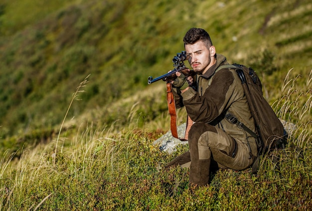 Le tireur aperçoit la cible L'homme est à la chasse Chasse au fusil de chasse Homme de chasse Période de chasse Maritimes avec un fusil Close up Chasseur avec arme de chasse et forme de chasse pour chasser Chasseur vise