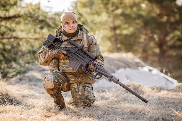 Tireur d'élite de l'armée pendant l'opération militaire