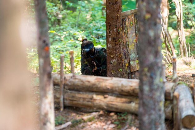 Tireur d'élite de paintball prêt pour le tir