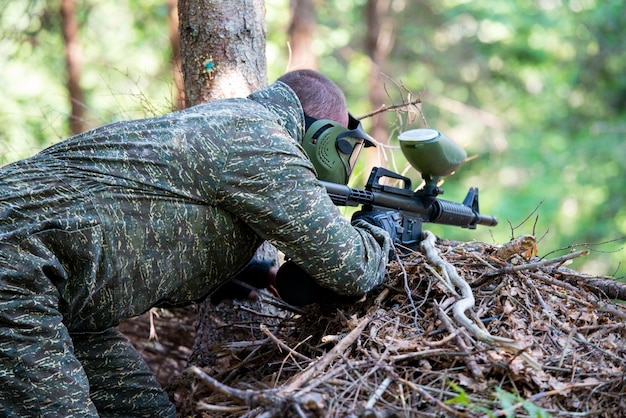 Tireur d'élite visant le pistolet