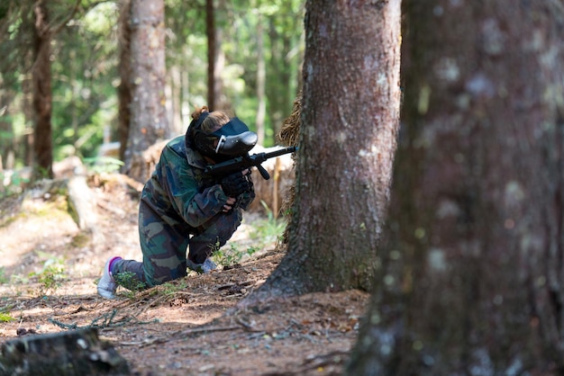 Tireur d'élite visant le pistolet