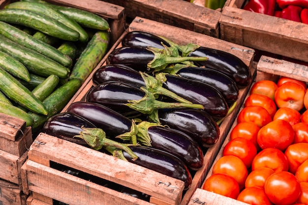 Photo tiroir aux aubergines dans une épicerie.