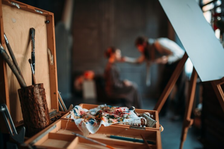 Photo tiroir à croquis en bois avec vue rapprochée des outils de dessin.