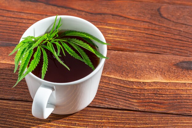 Tisane Au Cannabis Et Feuilles De Marijuana