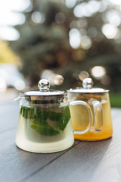 Tisane au gingembre dans une théière Deux thés sur la table