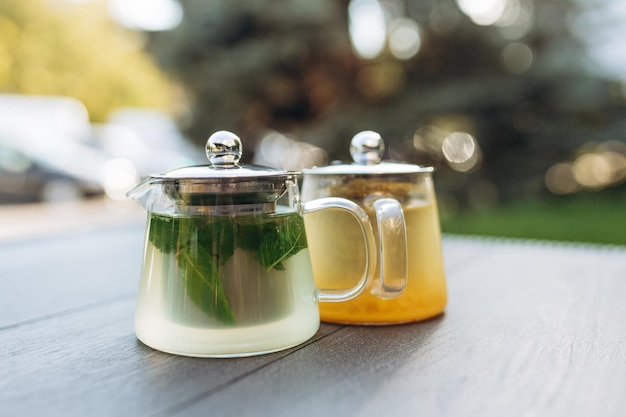 Tisane au gingembre dans une théière Deux thés sur la table