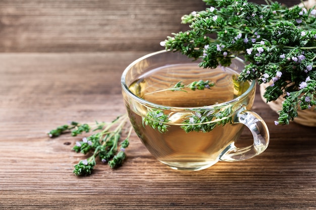 Tisane au thym sur fond en bois rustique.