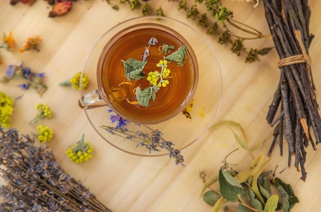 Tisane aux herbes médicinales et aux fleurs Mise au point sélective