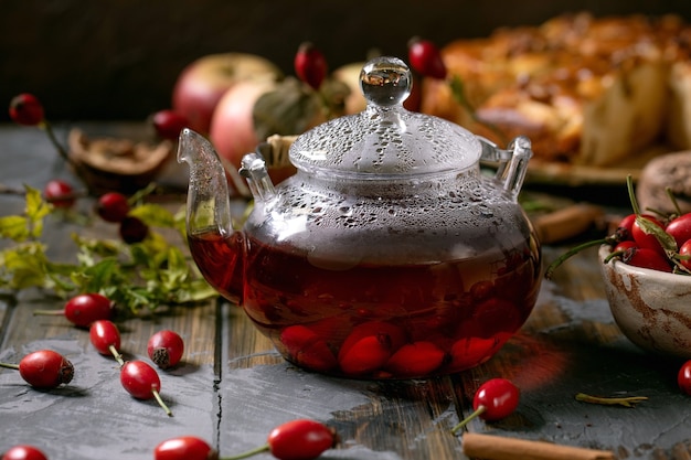 Tisane de baies d'églantier dans une théière en verre