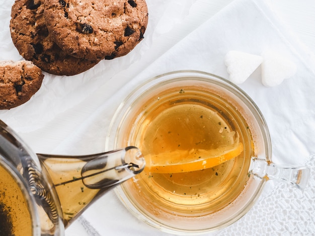 Tisane et biscuits frais