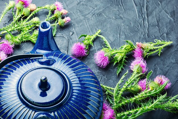 Tisane ou boisson à base de plantes dans une théière en céramique. Herbes médicinales.