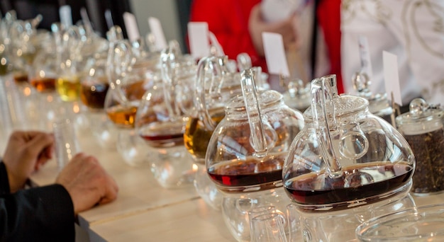 Photo tisane brassée dans une théière en verre et un théier dans une bouteille