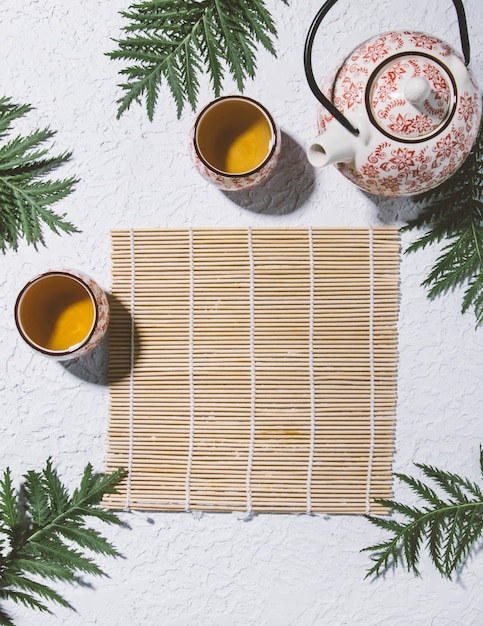 tisane à la camomille sur fond clair