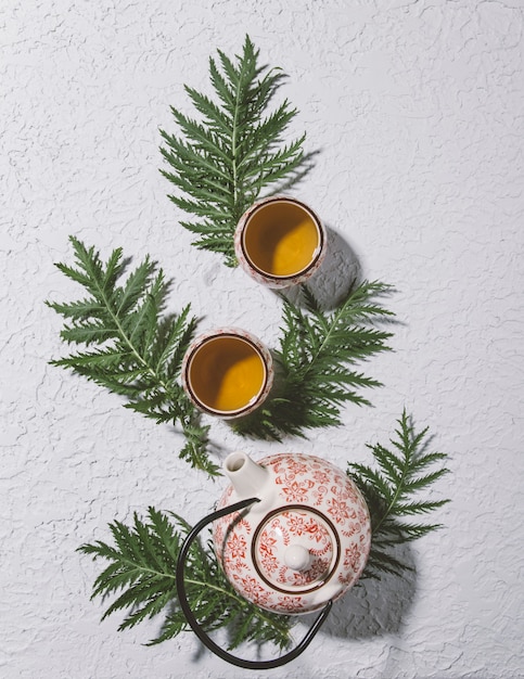 tisane à la camomille sur fond clair