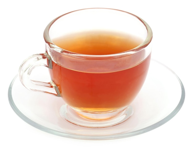 Tisane dans une tasse sur fond blanc