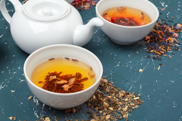 Tisane dans des tasses sur un bois