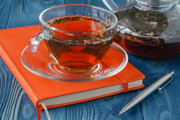 Tisane dans une théière en verre