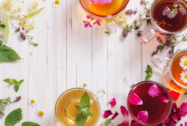 Tisane sur un fond en bois blanc