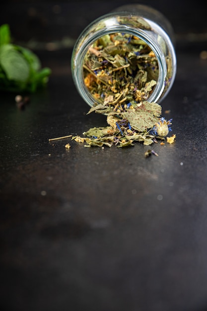 Tisane herbes médicinales feuilles fleurs feuilles repas frais sur la table copie espace nourriture