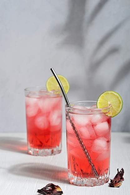 Tisane d'hibiscus rafraîchissante froide à base de fleurs séchées servie avec des glaçons en été