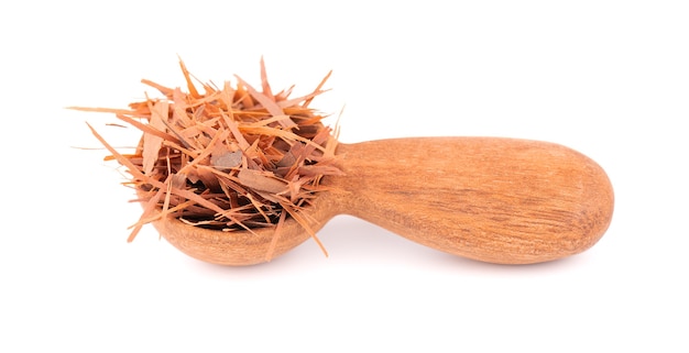 Tisane Lapacho dans une cuillère en bois isolé sur une surface blanche