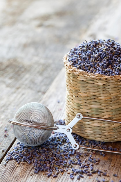 Tisane à la lavande dans un panier et un infuseur à thé Mise au point sélective