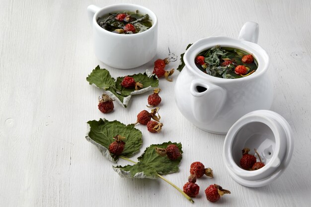 Tisane médicinale réchauffante aux cynorrhodons et aux feuilles de cassis