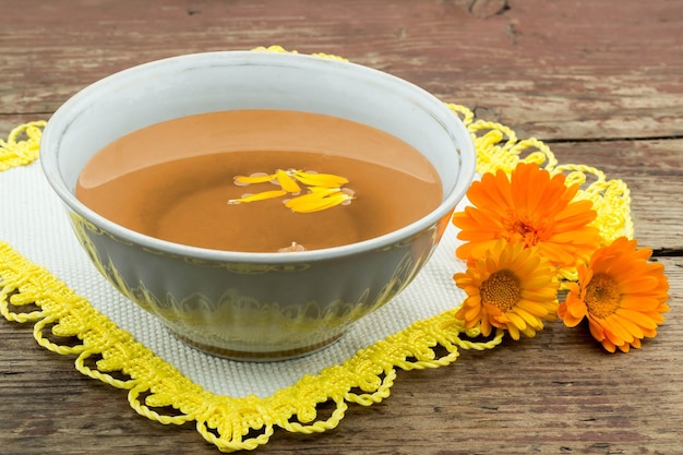 Tisane de phytothérapie au calendula