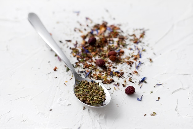 Photo tisane sèche dans une cuillère en argent.