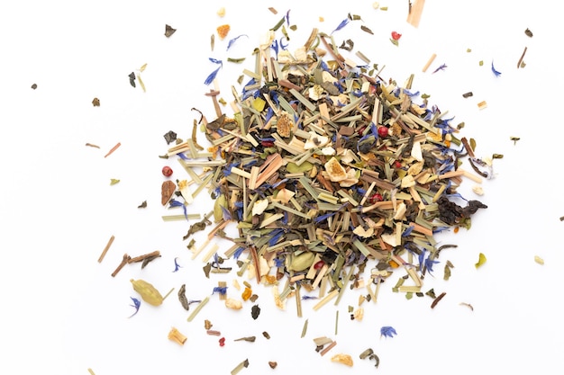 Tisane sur une surface blanche. Fruits et herbes, thé, curcuma, gingembre Vue de dessus.