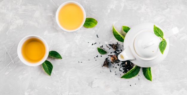 Tisane et théière sur fond de béton