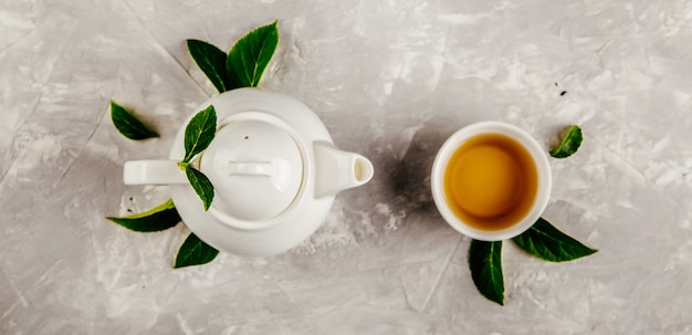 Tisane et théière sur fond de béton