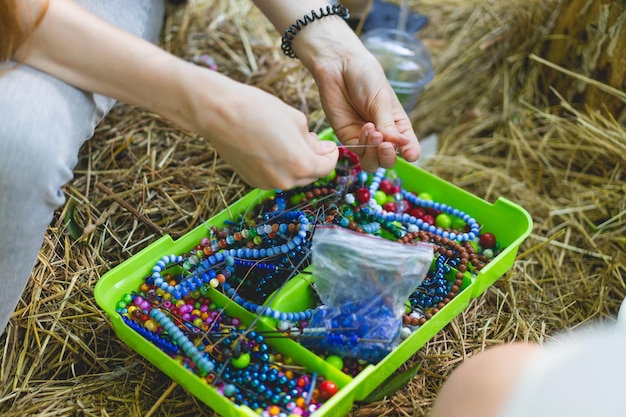 Tissage de bijoux faits à la main le processus de création fond clair vue de dessus concept fait main