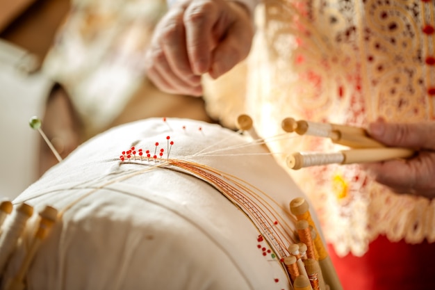 Le tissage de la dentelle sur des fuseaux est un vieux métier folklorique russe. Aiguilles en dentelle pour le tissage de motifs en dentelle.