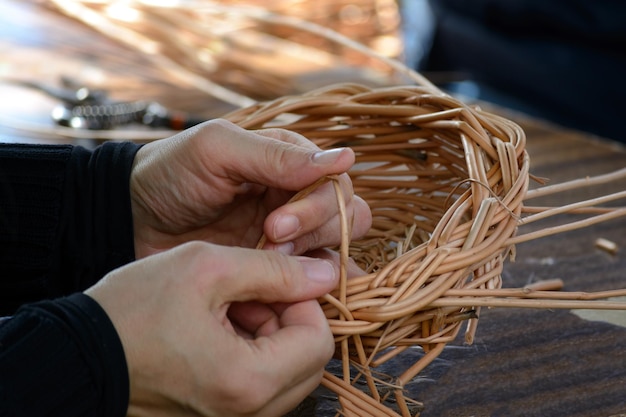 Tisser un panier en osier