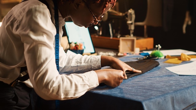 Photo tisser un tissu de mesure dans un atelier