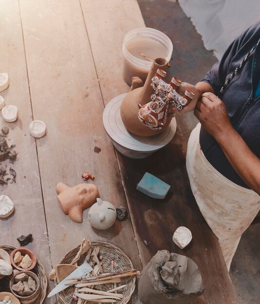 Tisserand artisan travaillant dans son atelier ayacucho pérou focus sélectif