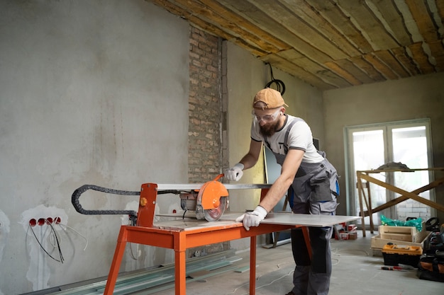 Tisserand travaillant à la rénovation d'un appartement
