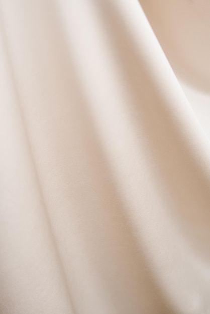Le tissu beige avec des vagues Le tissu est long et fluide