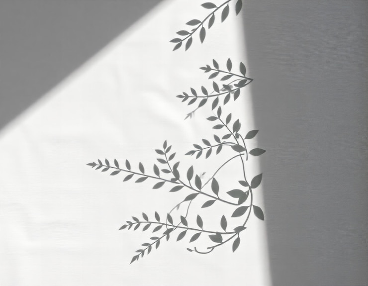 Photo un tissu blanc avec une branche et des feuilles dessus
