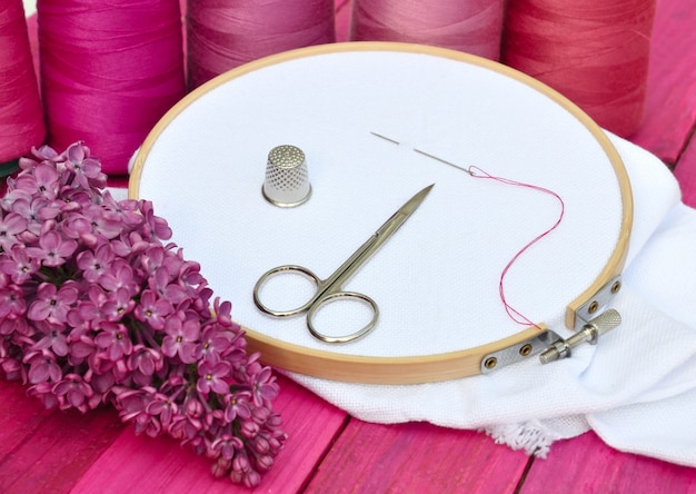 Tissu blanc dans un cadre de broderie en bois