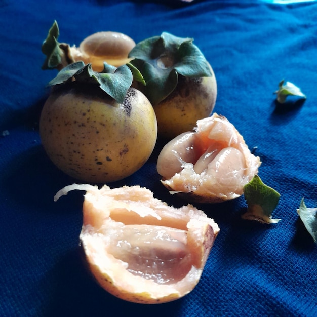 Photo un tissu bleu avec des fruits dessus et le mot 