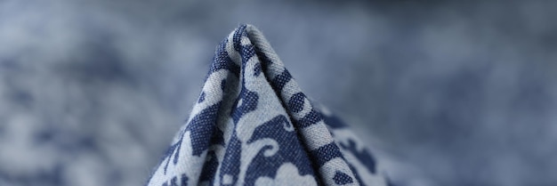 Tissu bleu avec ornement géométrique blanc gros plan élément de textile bleu et blanc